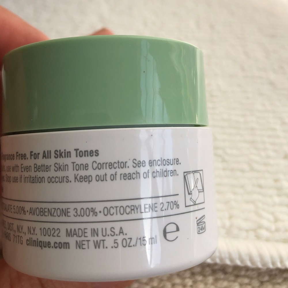 Clinique Even Better Skin Tone Correcting Moisturizer SPF 20 .5 Oz./15 ml - Picture 3 of 4